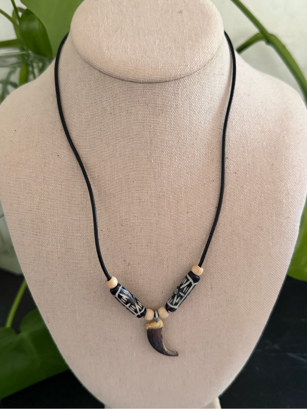 Vintage Pacific Northwest Native American Animal Claw Beaded leather Necklace